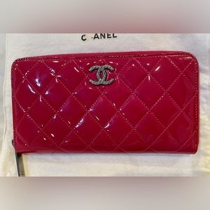 Chanel long wallet,excellent conditionno scratch,very clean inside,100%authentic
